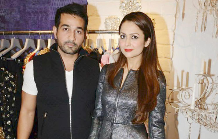 অমৃতা অরোরা : বলিউডে সেভাবে দাগ কাটতে পারেননি অমৃতা। তাই অভিনয় ছেড়ে বিয়ে করারই সিদ্ধান্ত নিয়ে ফেলেন নায়িকা। অমৃতার স্বামী শিকাল লাদাক মুম্বাইয়ের এক নামজাদা ব্যবসায়ী। কনস্ট্রাকশন কোম্পানি রেডস্টোন গ্রুপের ডিরেক্টর রাহুল।