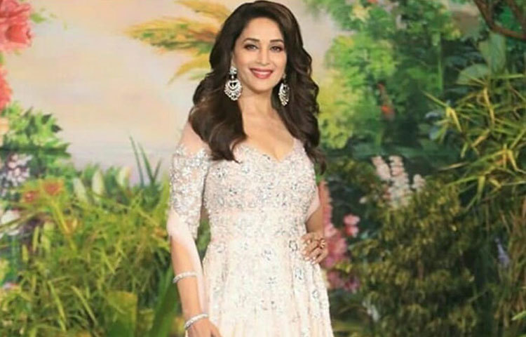 স্বামীর সঙ্গে বিয়ের অনুষ্ঠানে যোগ দিয়েছিলেন মাধুরী দীক্ষিতও। ডিজাইনার ক্রিম রঙা আউটফিট ও মনমাতানো হাসিতে বিউটি কুইন লাগছিল বলিউডের ‘ধকধক গার্ল’কে।