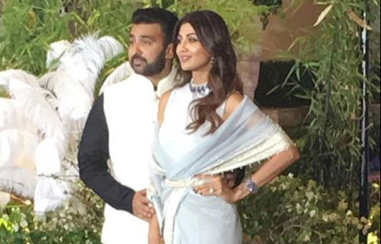 বিয়ের আসরে ট্রাডিশনাল সাজে দেখা গিয়েছিল বলিউডের আরও এক হিট জুটিকে। কালো জামার সঙ্গে নেহেরু জ্যাকেট বেছে নিয়েছিলেন রাজ কুন্দ্রা। অন্যদিকে, সাদা ও হাল্কা নীল ডিজাইনার শাড়ি ও বেল্টে অন্যরকম চমক দিয়েছিলেন শিল্পা শেটি।