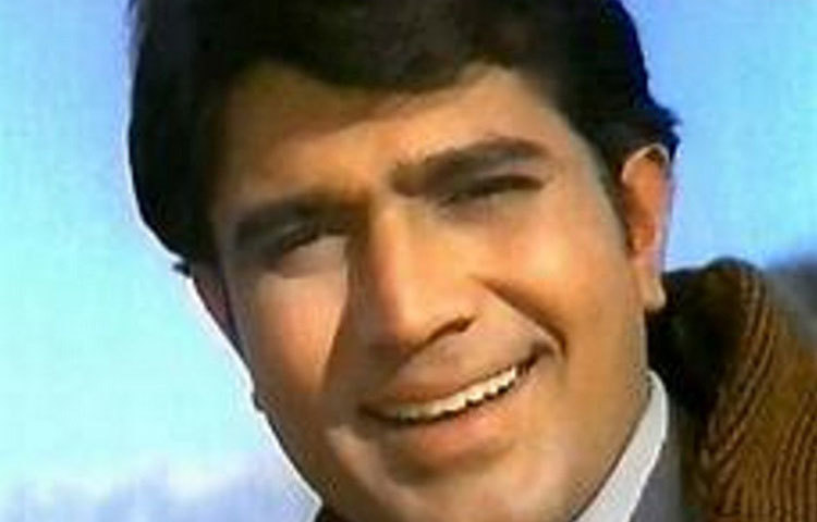 রাজেশ খান্না : বলিউডের প্রথম সুপারস্টার। তবে শুধু ভাল অভিনয়ই করতেন না, অত্যন্ত বদমেজাজিও ছিলেন তিনি। একবার তাকে প্রধান চরিত্র না দিয়ে পার্শ্ব চরিত্র দেওয়ার জন্য পরিচালককে চড় মেরেছিলেন রাজেশ খান্না। এমন অভিযোগ রয়েছে। আর ওই ঘটনার পর থেকেই ক্রমশ ক্যারিয়ার খারাপ হতে শুরু করে তার। সঙ্গে দোসর ছিল অত্যধিক পরিমাণে মদ্যপান।