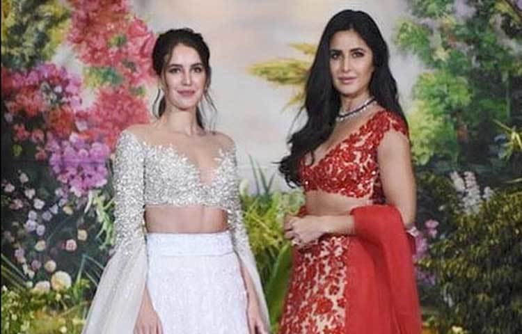 বিয়েতে আলাদা গ্ল্যামার যোগ করেছিলেন ক্যাটরিনা ও তার বোন ইজাবেল। সাদা লেহেঙ্গায় ‘আইস কুইন’ ইজাবেলের পাশে টকটকে লাল লেহেঙ্গায় ক্যাটরিনার লুক ছিল অসামান্য।