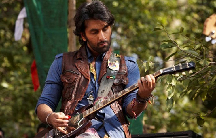 রণবীর কাপুর ও নার্গিস ফাকরির ‘রকস্টার’ ২০১১ সালে মুক্তি পেয়েছিল। এই মিউজিক্যাল রোম্যান্টিক ড্রামা সাড়া ফেলেছিল দর্শকদের মনে। ছবিটি শেষ থেকে শুট করা হয়েছিল। অর্থাৎ, ছবির শেষ দৃশ্য আগে শুটিং করা হয়েছিল।