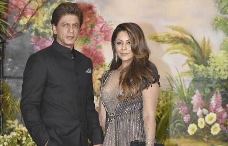 ছিমছাম সাবেকী সাজে আসর মাতিয়ে দিয়েছিলেন বলিউডের ‘পাওয়ার কাপল’ শাহরুখ এবং গৌরী খান। গৌরীর লম্বা ঝুলের ডিজাইনার গাউনের পাশে শাহরুখের পুরোপুরি কালো আউটফিট নজর কাড়ে।