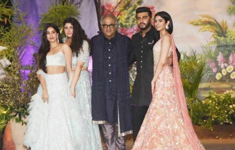 পারিবারিক অনুষ্ঠান, তাই একটু অন্যরকম সাজে হাজির হয়েছিলেন খুশি, জাহ্নবী, অনুশুলা। প্যাস্টেল সেডের ট্রাডিশনাল লেহেঙ্গায় সেজেছিলেন সবাই। অন্যদিকে, বনি ও অর্জুন কাপুর বেছে নিয়েছিলেন কালো গলাবন্ধ সাবেকী পোশাক।