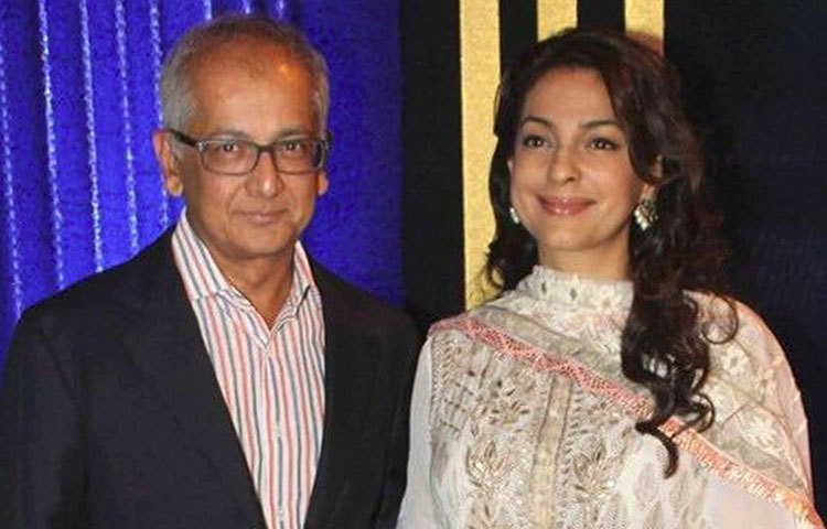 জুহি চাওলা : অভিনয় হোক বা জনপ্রিয়তা, বলিউডে প্রথম সারির নায়িকাদের মধ্যে অবশ্যই রয়েছেন জুহি চাওলা। নিজের ক্যারিয়ারে সফল জুহি বিয়েও করেছেন একজন বিজনেস টাইকুনকে। জুহির স্বামী জয় মেহতা হলেন মেহতা গ্রুপের কর্ণধার। জয়ের সম্পত্তির পরিমাণ প্রায় ২৩০০ কোটি টাকা।