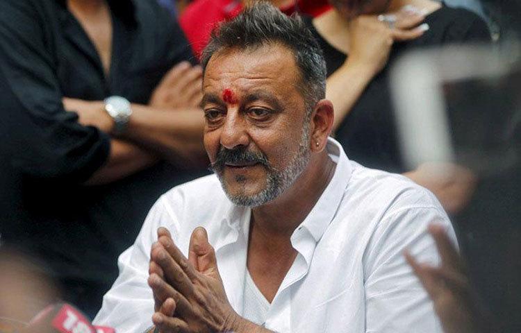 সঞ্জয় দত্ত : তার জীবন কীভাবে চড়াই-উতরাই পেরিয়ে চলেছে তা সকলেরই জানা। ড্রাগ এবং মাফিয়াদের সঙ্গে তার যোগাযোগ-এর প্রভাব পড়েছে তার ফিল্ম ক্যারিয়ারের ওপর। এক সময়ে তিনিও সুপারস্টার ছিলেন।