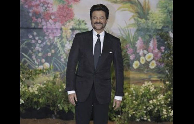 মেয়ে বলিউডের ফ্যাশন ডিভা। বিয়ের অনুষ্ঠানে বাবার সাজ তো হতেই হবে মানানসই। ব্লাক স্যুট, ম্যাচিং টাই ও স্বভাবসিদ্ধ হাসিতেই অতিথি আপ্যায়ন করতে দেখা গিয়েছে অনিল কাপুরকে।