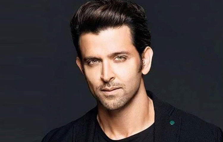 হৃতিক রোশনের আসল নাম ‘হৃতিক রাকেশ নাগরথ’। অভিনেতা তার পদবী হিসেবে ব্যবহার করেন রোশন।