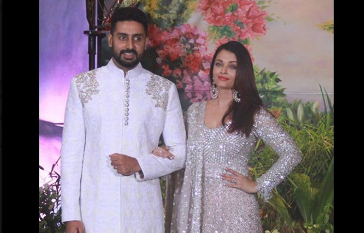 সাদা সাবেকী পোশাকে বিয়ের আসরে এক ঝলক তাজা হাওয়া এনে দিয়েছিলেন অভিষেক-ঐশ্বর্য। সাদা ঝলমলে ট্রাডিশনাল লেহেঙ্গা ও ঝোলা কানের দুলে মোহময়ী লাগছিল ঐশ্বর্যকে। ডিজাইনার সাদা জামা-পাঞ্জাবিতে নজর কেড়ে ছিলেন অভিষেকও।