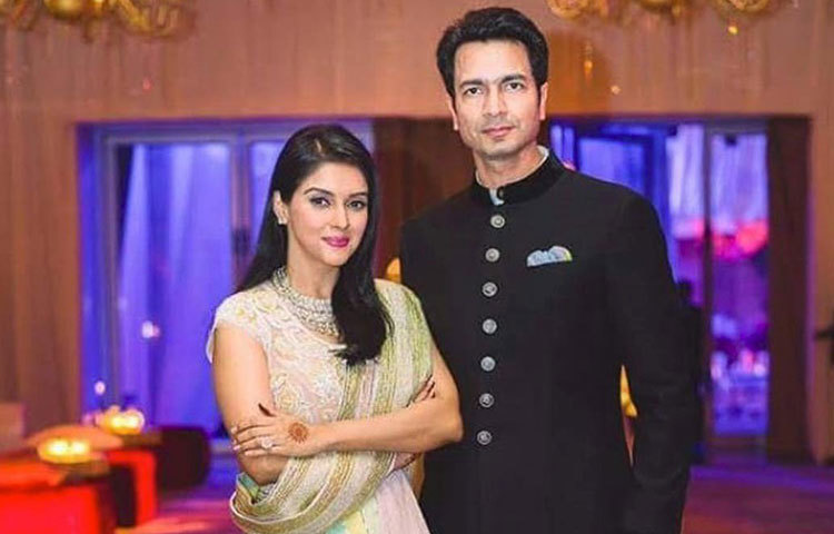 আসিন : ক্যারিয়ারের মধ্যগগনে নামজাদা ব্যবসায়ী রাহুল শর্মাকে বিয়ে করেন আসিন। মাইক্রম্যাক্সের সহ-প্রতিষ্ঠাতা এবং সিইও রাহুলের মোট সম্পত্তির পরিমাণ প্রায় ৬৬৮ কোটি টাকা। রাহুলের গাড়ির কালেকশনও ঈর্ষণীয়।