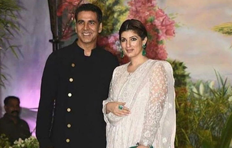 বিয়েতে নজর কেড়ে ছিলেন অক্ষয়-টুইঙ্কল জুটিও। কালো বন্ধগলা সাবেকী পোশাকে অক্ষয়ের পাশে আইভরি রঙা সালওয়ার স্যুটে অসাধারণ লাগছিল টুইঙ্কেল খান্নাকে।