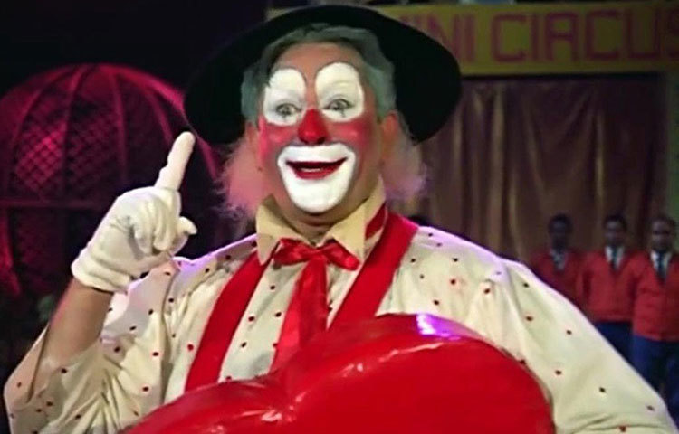 রাজ কাপুরের ‘মেরা নাম জোকার’ আজও দর্শকদের কাছে সমান জনপ্রিয় ছবি। প্রায় সাড়ে চার ঘণ্টা চার মিনিটের এই ছবিতে দু’টি ইন্টারভ্যাল রাখা হয়েছিল। ছবিতে দেখানো মোট নয়টি গানেরই সময় প্রায় ৪৭ মিনিট। হিন্দি ছবির ইতিহাসে এটিই সম্ভবত একমাত্র ছবি যেটির দুটি বিরতি ছিল।