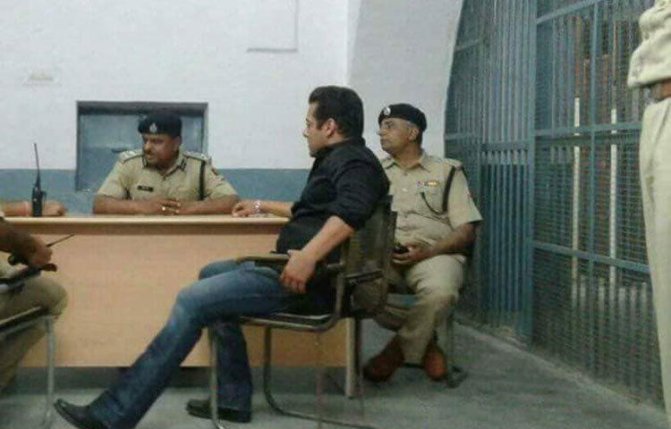 কৃষ্ণসার হরিণ শিকার মামলায় সালমান খানের ৫ বছর জেল হয়েছে।