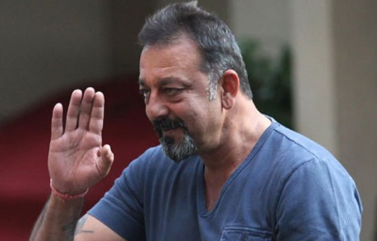 জেলে যাওয়া হিরোদের মধ্যে প্রথমেই আসবে সঞ্জয় দত্তের নাম। ১৯৯৩ সালে মুম্বাই বিস্ফোরণের অন্যতম অপরাধী সঞ্জয় ৪২ মাস কাটান মুম্বাইয়ের ইয়ারওয়াড়া জেলে।