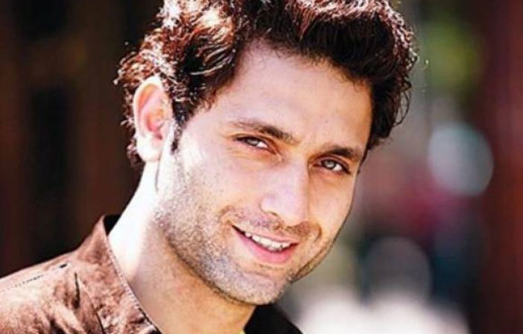 বলিউডের আর এক অভিনেতা সাইনি আহুজার জেল হয় বাড়ির পরিচারিকাকে ধর্ষণের দায়ে। হজারোঁ খোয়াইশেঁ অ্যায়সি ২ ও গ্যাংস্টার-এর মত প্রশংসনীয় ছবিতে অভিনয় করেন তিনি। কিন্তু বলিউডে নিজের জায়গা করে নেওয়ার ঠিক আগে তার জেল হয়ে যায়।