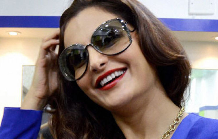 জাল পাসপোর্ট রাখার কারণে আন্ডারওয়ার্ল্ড ডন আবু সালেমের সঙ্গে গ্রেফতার হন অভিনেত্রী মণিকা বেদী। জেলে ২ বছর কাটাতে হয় তাকে।