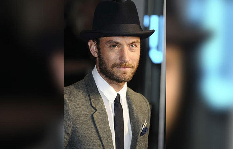 এক জাতীয় গণমাধ্যমের প্রতিবেদন থেকে জানা যায়, ভারতের মুম্বাইয়ের ‘মাইন্ড মান্ত্রা’ হাসপাতালের এক মনোবিদ বলছেন, যে ছেলেদের ব্যক্তিত্বে একটা চটক থাকে এবং যারা খুব সহজেই অন্যকে প্রভাবিত করতে পারে, মেয়েরা তাদের প্রেমে খুব সহজেই পড়ে।