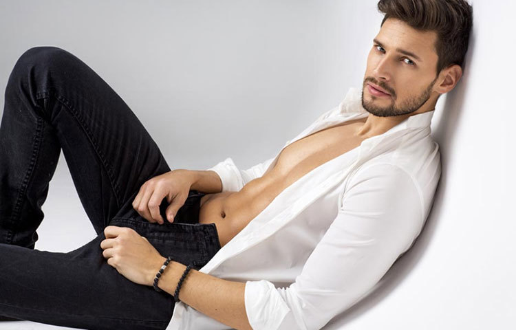 বিপরীত লিঙ্গের প্রতি একে অপরের আকর্ষণ থাকবে, খুব স্বাভাবিক। মেয়েরা স্বাভাবিকভাবেই সেই ছেলেদের প্রেমে পড়ে, যাদের মধ্যে এক যৌন আবেদন আছে।