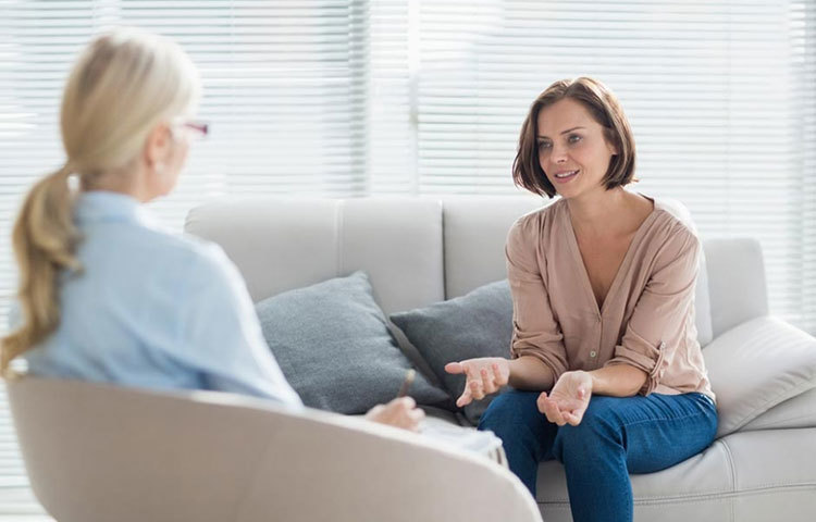 একা থাকলে আপনাকে একাকিত্ব গ্রাস করতে পারে। সুতরাং এই সময় এমন কারও সঙ্গে কথা বলুন, যাকে নির্দ্বিধায় আপনি সমস্ত কথা খুলে বলতে পারবেন এবং সেও আপনার সমস্ত কথার উত্তর দেবে।