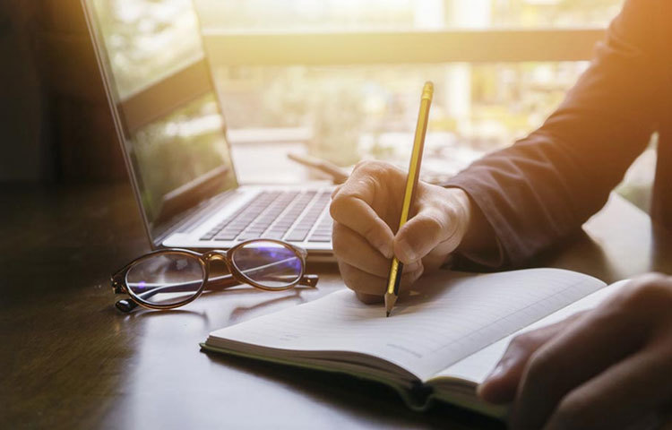 যাদের লেখার অভ্যেস নেই তাদের ক্ষেত্রেও এই প্রক্রিয়াটি উপযোগী। ভিতরে জমে থাকা কথা ডায়রি লেখার মতো লিখে ফেললে অবসাদ, নিরাশা ও অকারণ বিরক্তি থেকে মুক্তি পাওয়া যায়।