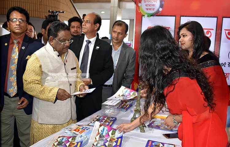 মেলায় একটি স্টল দেখ ঘুরে দেখছেন আমন্ত্রিতরা।