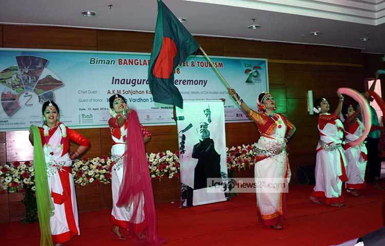 অনুষ্ঠানে দলীয় নৃত্য পরিবশেন করছেন শিল্পীরা।