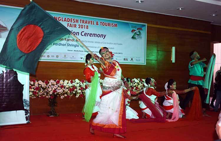 জাতীয় পতাকা নিয়ে নৃত্য পরিবেশন করছে একজন নৃত্যশিল্পী।