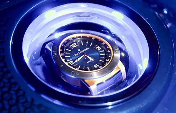 হার্লে-ডেভিডসনের ব্লু-এডিশন ভার্সন এই বাইক। নাম দেওয়া হয়েছে ‘সফ্টটেল স্লিম এস’। সুইজারল্যান্ডের বিখ্যাত গয়না ও ঘড়ি প্রস্তুতকারক সংস্থা ‘বুশারার’ এবং বাইক প্রস্তুতকারক সংস্থা ‘বান্ডানারবাইক’-এর যৌথ উদ্যোগে বাইকটি তৈরি করা হয়েছে।