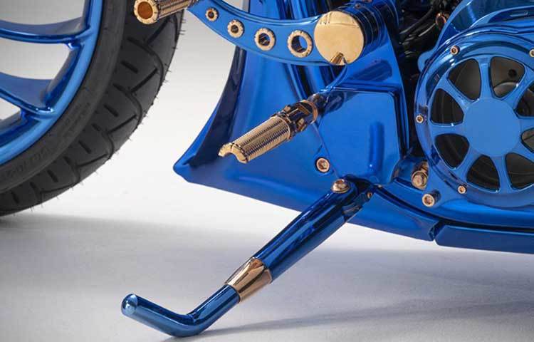 ছ’টি স্তরে রঙের কোটিং দেওয়া হয়েছে বাইকটিতে। কিন্তু সেই কোটিং টেকনিকটা কী, সেটা প্রকাশ্যে আনতে চায়নি প্রস্তুতকারক সংস্থা।