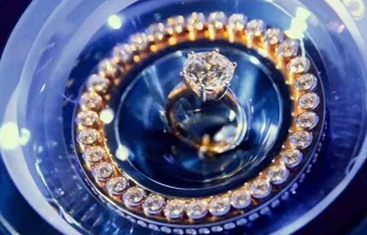 ফুয়েল ট্যাঙ্কের ডান পাশে ৫.৪ ক্যারাটের ডায়মন্ড রিং লাগানো হয়েছে। ফুয়েল ট্যাঙ্কের এক পাশে ঘড়ি এবং অন্য পাশে হিরেখচিত রিং এবং তার থেকে ঠিকরে বেরিয়ে আসা আলো গাড়ির শোভা বহুগুণ বাড়িয়ে দিয়েছে।