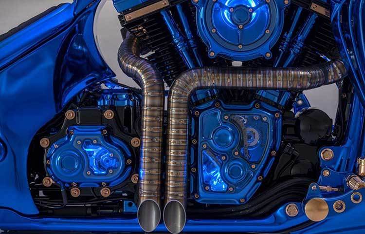 গাড়ির ইঞ্জিনের কম্পন থেকে ঘড়িকে বাঁচাতে ট্যাঙ্কের উপর একটি বিশেষ খাঁচা তৈরি করা হয়েছে। ঘড়িটিকে ধরে রাখার জন্য সিলিকন রিং দিয়ে বিশেষ হোল্ডার তৈরি করা হয়েছে। বাইকটি অনেক দিন না চালালেও ঘড়িটি বন্ধ হবে না, কেননা ওই হোল্ডারটি ঘড়িটিকে সচল রাখবে।