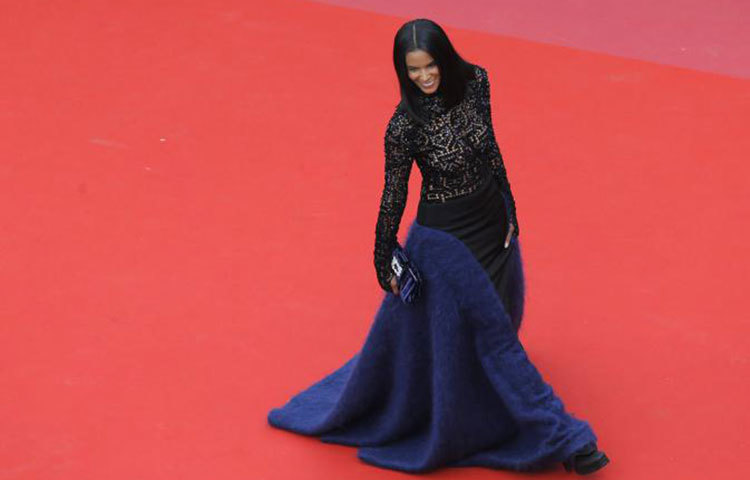 কানের ৭১তম আসরে লালগালিচায় হাঁটছেন সংগীতশিল্পী শায়েম।