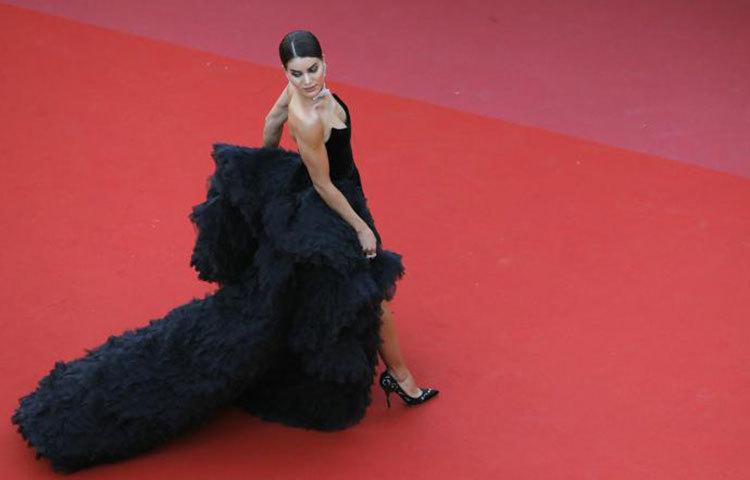 ব্রাজিলের রূপসজ্জাকার ও ব্লগার কামিলা কোয়েলো যেন উড়ে যাচ্ছেন কানের লালগালিচার উপর দিয়ে।