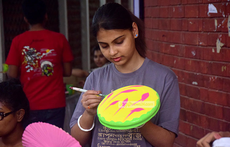 বরাবরের মতো এবারও ঢাকা বিশ্ববিদ্যালয়ের চারুকলা অনুষদ হাতে নিয়েছে নানা ধরনের কার্যক্রম। মঙ্গল শোভাযাত্রার জন্য এক শিক্ষার্থী নকশা আঁকছেন। ছবি : মাহবুব আলম