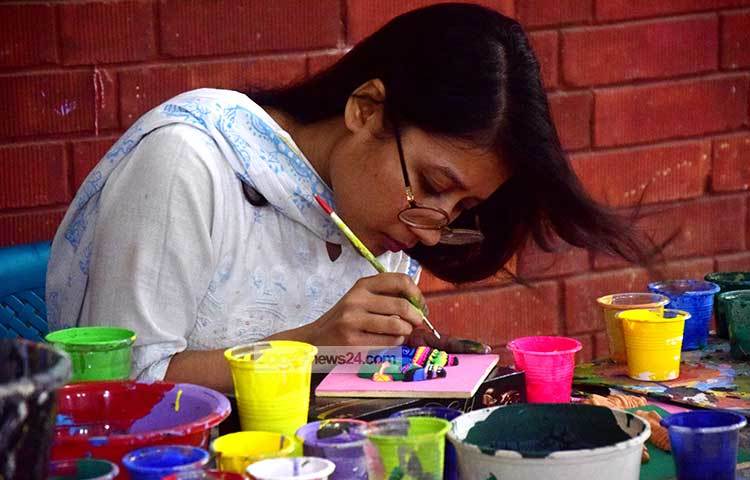 বাঙালির পহেলা বৈশাখের সবচেয়ে বড় মঙ্গল শোভাযাত্রাটি বের করে থাকে ঢাকা বিশ্ববিদ্যালয়ের চারুকলা অনুষদের শিক্ষার্থীরা। এখন তাদের দম ফেলারও ফুরসত নেই। ছবি : মাহবুব আলম