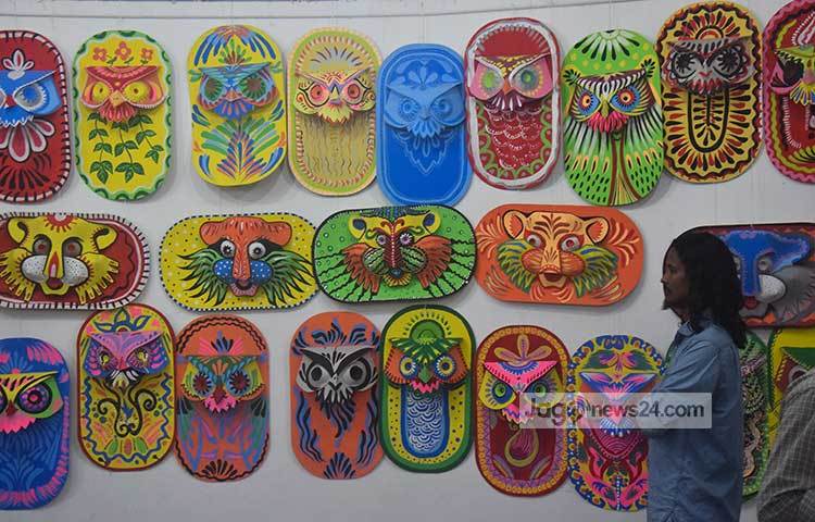 নানা রঙের মুখোশ তৈরি করা হচ্ছে। এটি মঙ্গল শোভাযাত্রার অন্যতম অনুষঙ্গ। ছবি : মাহবুব আলম