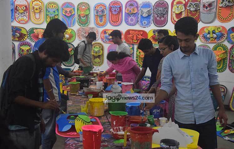 পহেলা বৈশাখের মঙ্গল শোভাযাত্রার কাজে বর্তমানে নিরলস পরিশ্রম করছেন ঢাকা বিশ্ববিদ্যালয়ের চারুকলা বিভাগের শিক্ষার্থীরা। ছবি : মাহবুব আলম
