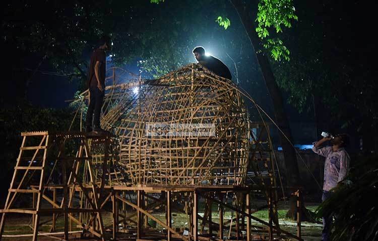 বাঁশের চটা বেঁধে তৈরি বাঘ, হাঁস, বিড়াল, শখের হাঁড়ি, শিশু হরিণ, পেঁচা, কাগুজে বাঘ, ছোট বড় মাঝারি আকৃতির পাখিসহ দারুণ সব মোটিফ রয়েছে এবারের মঙ্গল শোভাযাত্রার আয়োজনে। ছবি : মাহবুব আলম