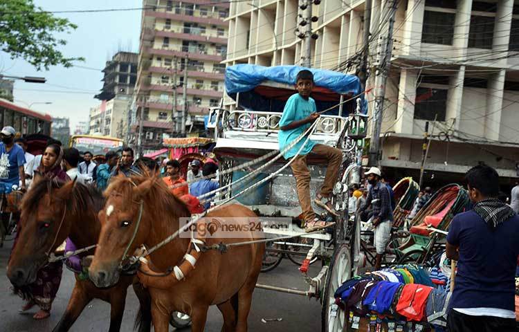 জীবন-জীবীকার প্রয়োজনে সকাল-সন্ধ্যা ঘোড়ার গাড়ি চালাচ্ছে এই শিশু শ্রমিক। ছবি : বিপ্লব দিক্ষিৎ