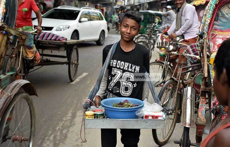 সংসার চালাতে শৈশব থেকেই এই ছেলেটি পান সিগারেট বিক্রি করছেন। অথচ এই বয়সে তার বই নিয়ে স্কুলে যাবার কথা। ছবি : বিপ্লব দিক্ষিৎ