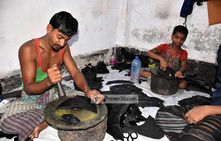 এই বয়সেই শিশুটি জুতা বানানোর সব কলা-কৌশল আয়ত্ব করে ফেলেছে। ছবি : বিপ্লব দিক্ষিৎ