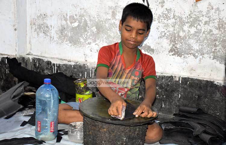 অভাবের সংসারে জন্ম নিয়ে তাকে সারাদিন কঠিন কাজ করতে হচ্ছে। ছবি : বিপ্লব দিক্ষিৎ