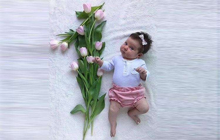 এক মাস বয়সে ফুলের সাহায্যে আপনার শিশুকে এভাবে বন্দি করুন।