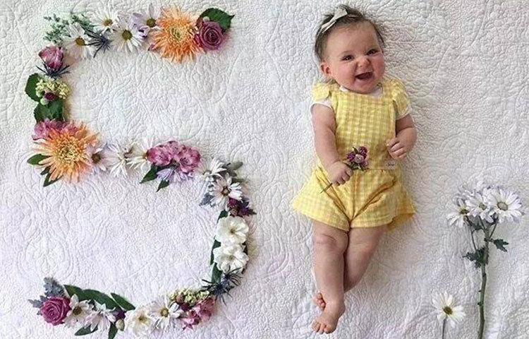 পাঁচ মাসে হাসিতে ফেঠে পড়ছে শিশুটি।