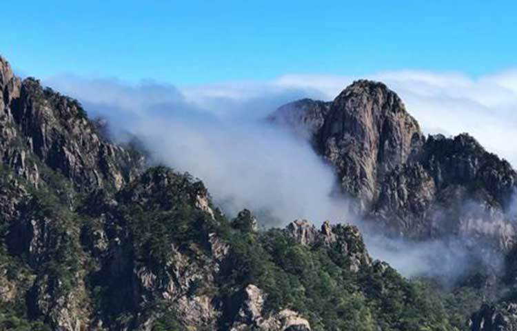 দূর থেকে দেখলে মনে হবে আকাশ থেকে নেমে-আসা-মেঘের জলপ্রপাত।