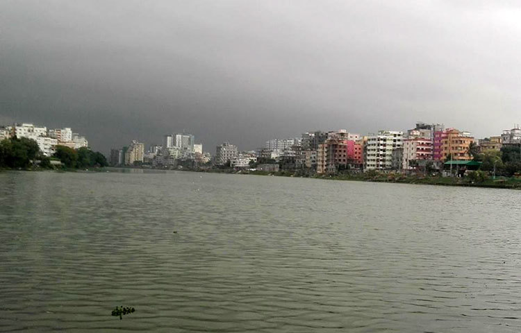 হাতিরঝিলের জলে বুঝি মিলেছে কালো মেঘ। ছবি : আবু সালেহ সায়াদাত