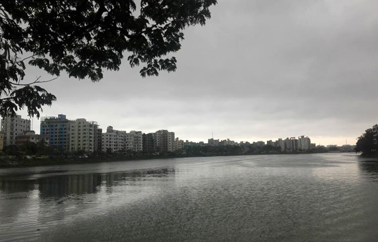 শহরের উঁচু উঁচু প্রাসাদসম দালানের চূড়া কালো মেঘকে বুঝি হাত বাড়িয়ে ঢাকছে। ছবি : আবু সালেহ সায়াদাত