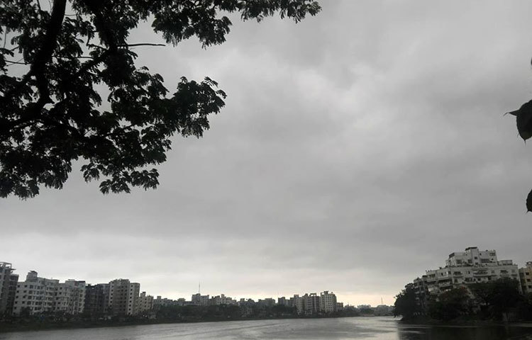 এমন মেঘলা দিনে মনকে ঘরে আটকে রাখা দায়। ছবি : আবু সালেহ সায়াদাত