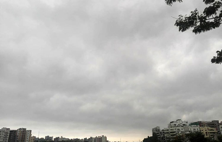 কিছুক্ষণ পরে এই ঘন কালো মেঘ বৃষ্টির আয়োজন করবে। ছবি : আবু সালেহ সায়াদাত