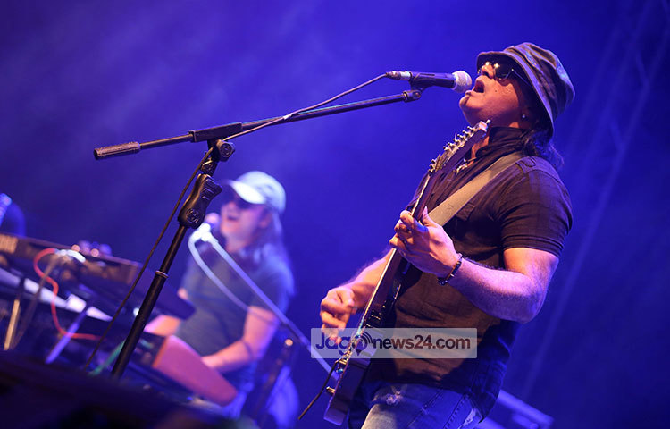 মাইলসের পরিবেশনায় দর্শক শ্রোতারা বিমোহিত হন। ছবি : মাহবুব আলম